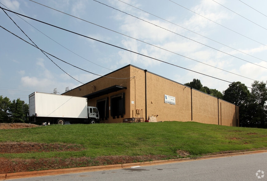 2216 Dunmore Ct, High Point, NC for lease - Building Photo - Image 2 of 6