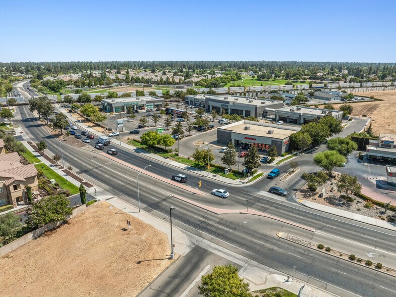 6350-6370 N Figarden Dr, Fresno, CA à vendre - Photo du bâtiment - Image 2 de 8