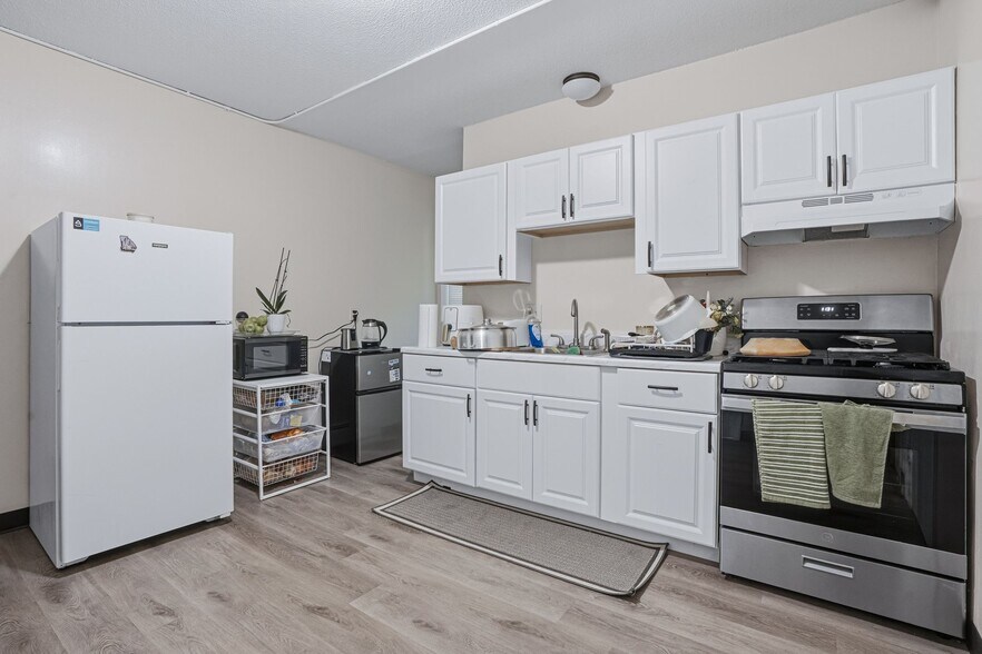 139 E School St, Woonsocket, RI à vendre - Photo du bâtiment - Image 2 de 46