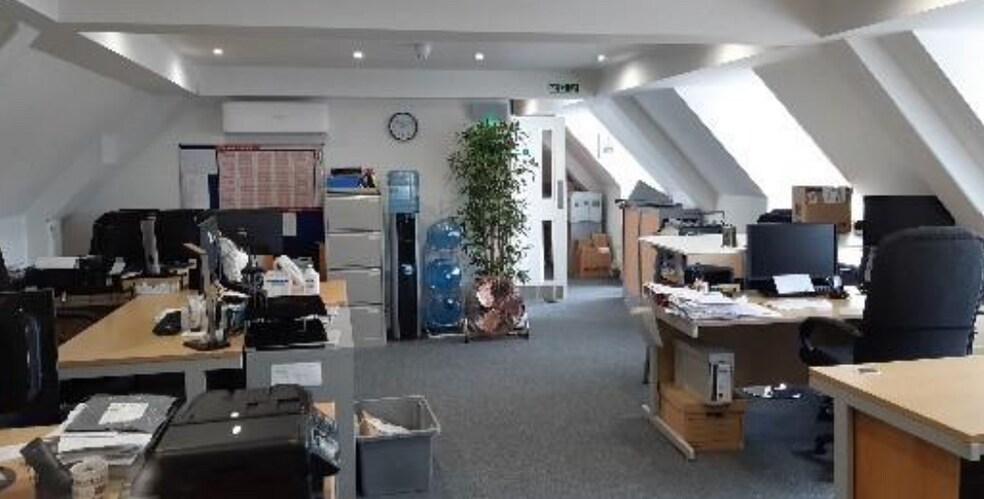 Chequers Ln, Walton On The Hill à louer - Photo intérieure - Image 2 de 2