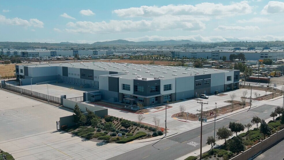 675 W Nance St, Perris, CA à louer - Photo du bâtiment - Image 2 de 6