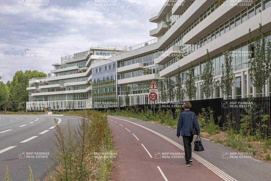 Bureau dans La Madeleine à louer - Photo du bâtiment - Image 3 de 26