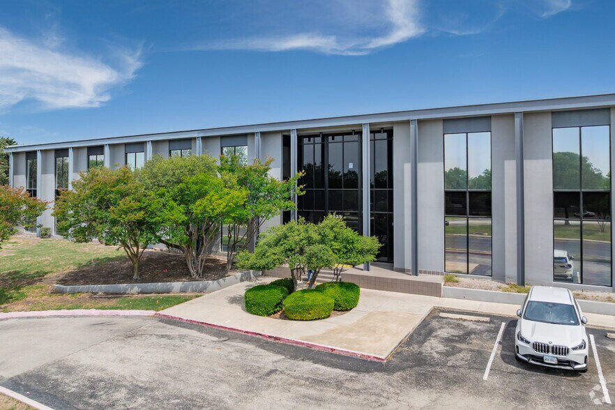 4538 Centerview Dr, San Antonio, TX à louer - Photo du bâtiment - Image 3 de 24