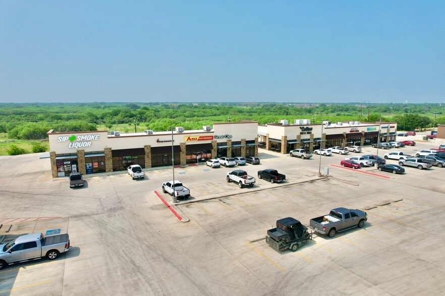2128 W Oaklawn Rd, Pleasanton, TX for lease - Building Photo - Image 1 of 10