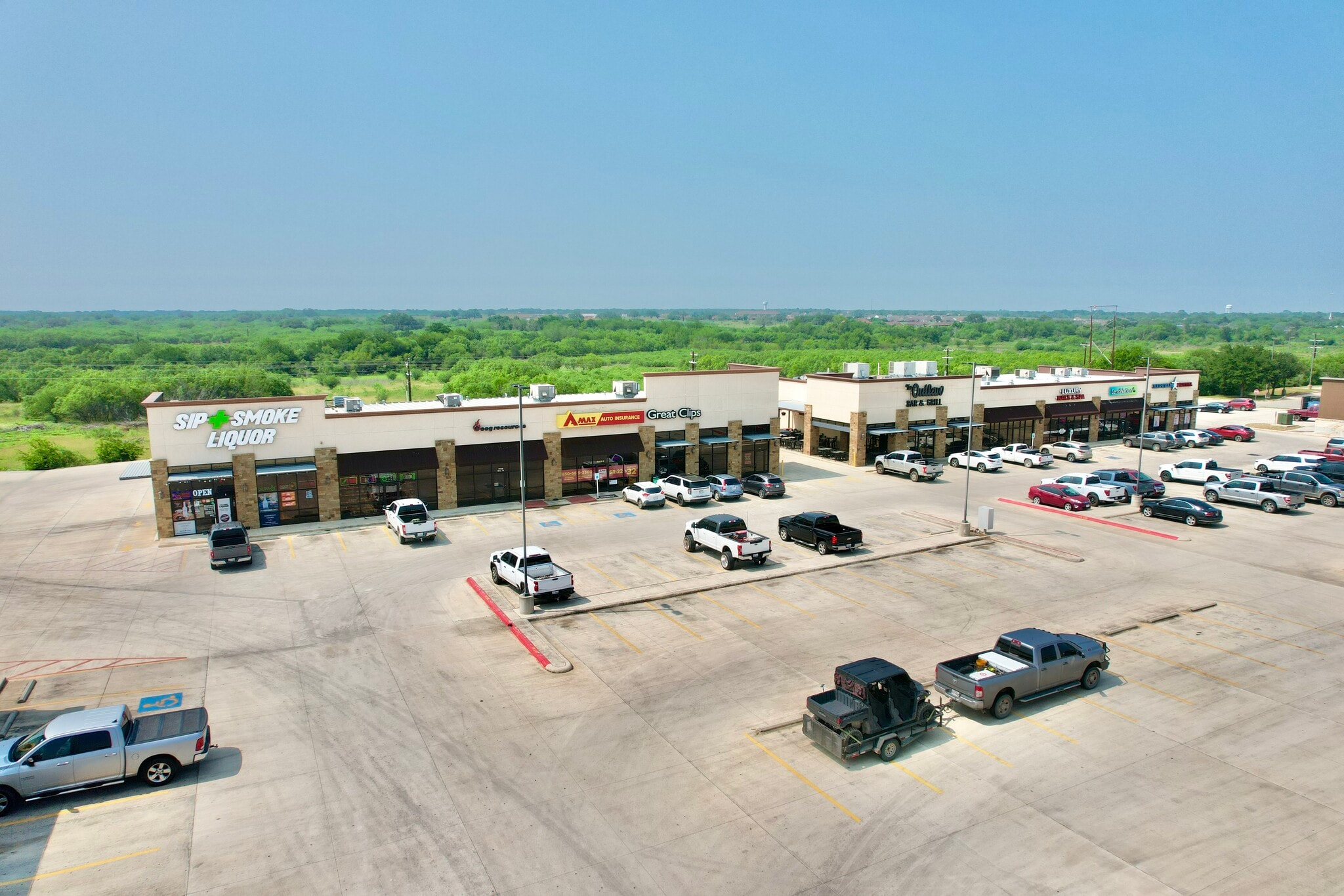 2128 W Oaklawn Rd, Pleasanton, TX for lease Building Photo- Image 1 of 11