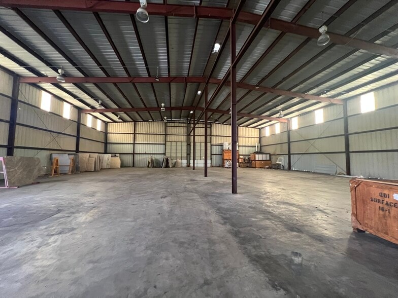 5809-5817 Centralcrest St, Houston, TX for lease - Building Photo - Image 2 of 6