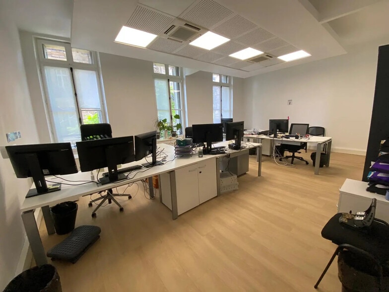 4 Place Sadi Carnot, Marseille à louer - Photo du bâtiment - Image 3 de 9