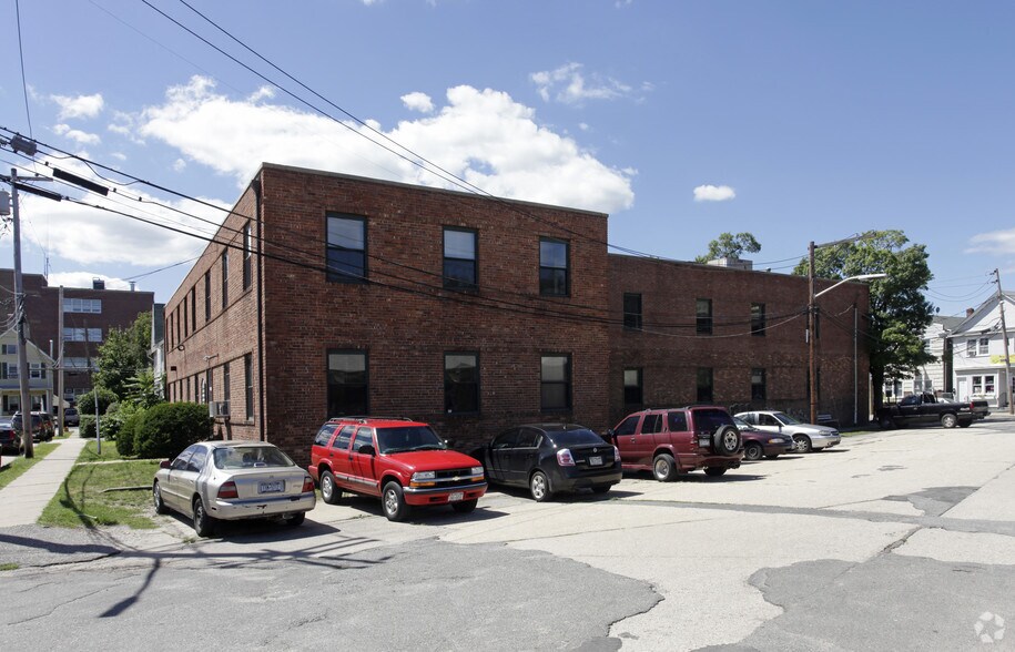 69 Hamilton Ave, Oyster Bay, NY à vendre - Photo du bâtiment - Image 2 de 7