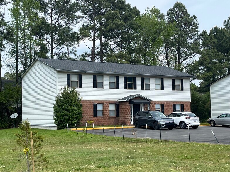 16 unit portefeuille de 4 propriétés à vendre sur LoopNet.ca - Photo du bâtiment - Image 2 de 9