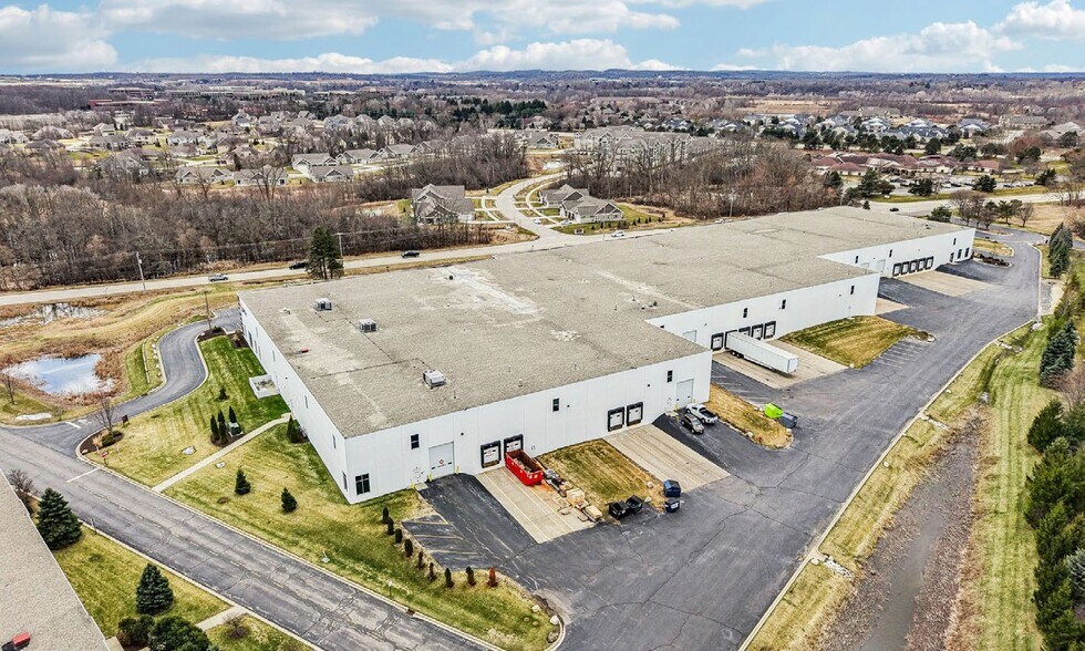 N25W23790 Commerce Cir, Waukesha, WI à louer - Photo du bâtiment - Image 2 de 4