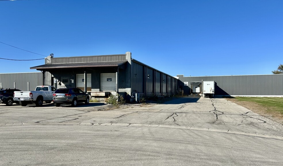 729 Chapman Ave, Neenah, WI for sale - Building Photo - Image 3 of 13