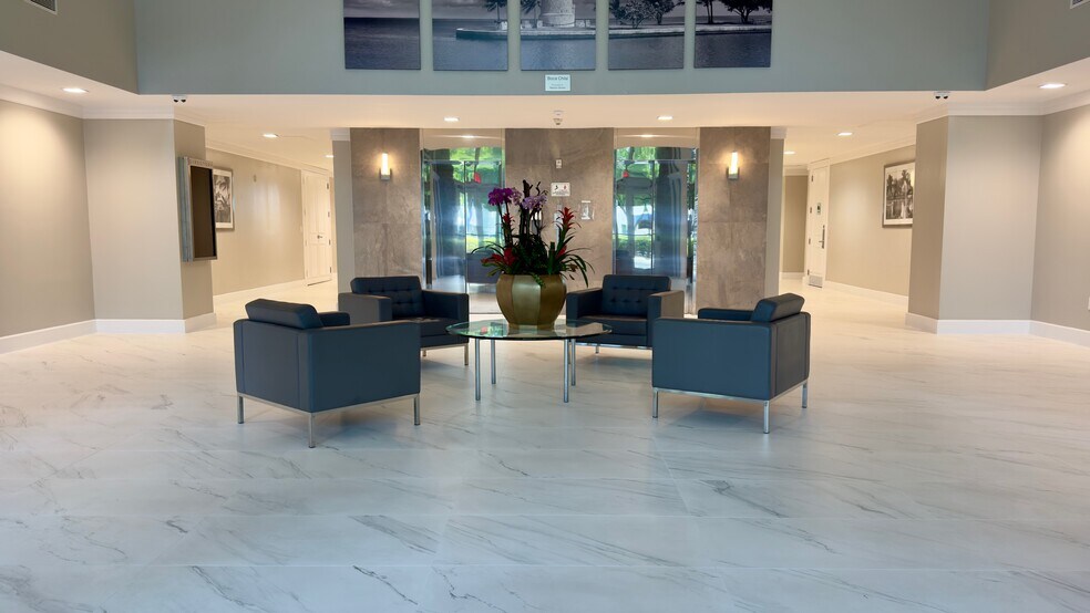 5835 Waterford District Dr, Miami, FL à louer - Photo du bâtiment - Image 2 de 8