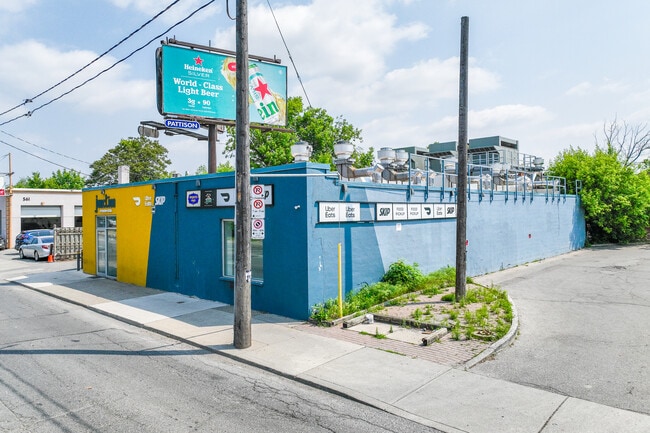 Plus de détails pour 545 Keele St, Toronto, ON - Commerce de détail à louer