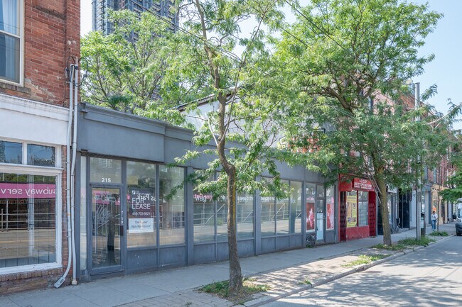 Plus de détails pour 215 Queen St E, Toronto, ON - Commerce de détail à louer
