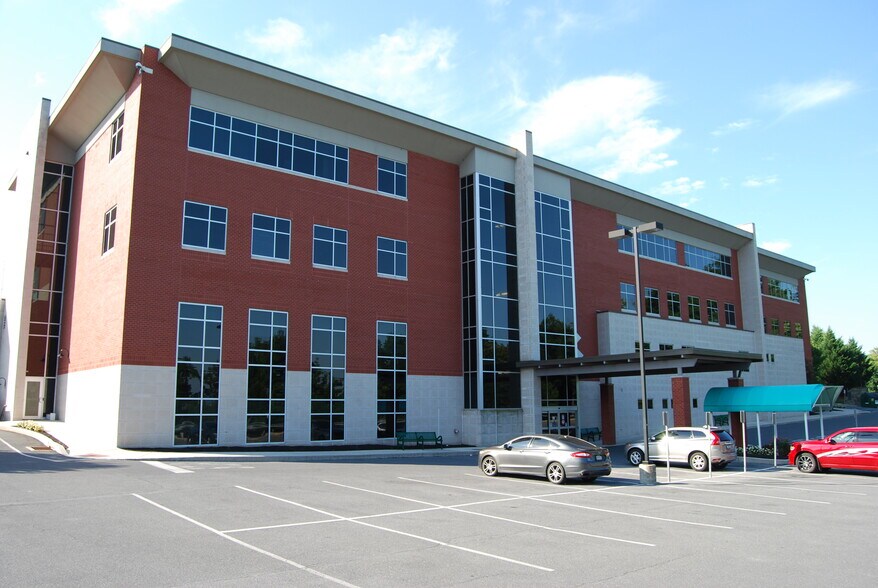875 Poplar Church Rd, Camp Hill, PA à louer - Photo du bâtiment - Image 3 de 4