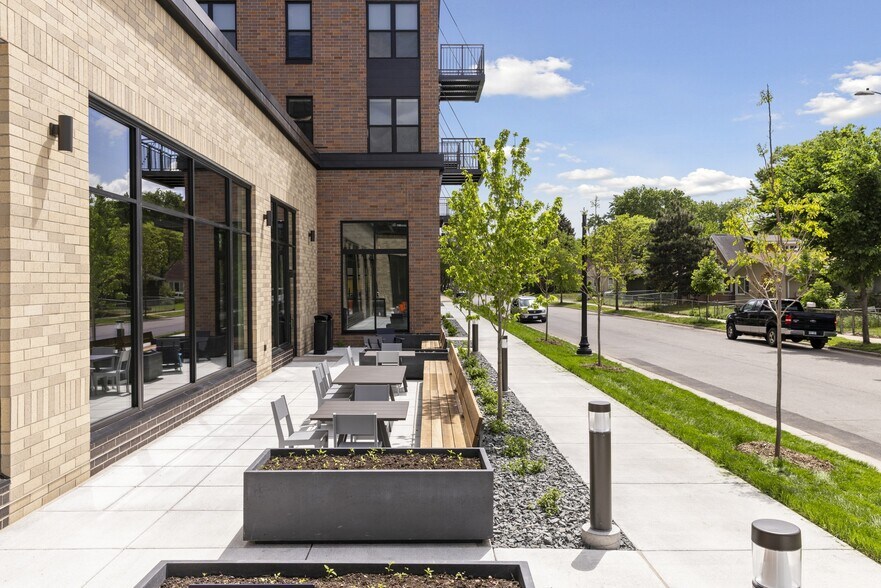 2301 NE California St, Minneapolis, MN à louer - Photo du bâtiment - Image 3 de 41