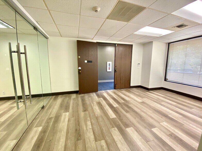 28035 Dorothy Dr, Agoura Hills, CA à louer - Photo intérieure - Image 2 de 4