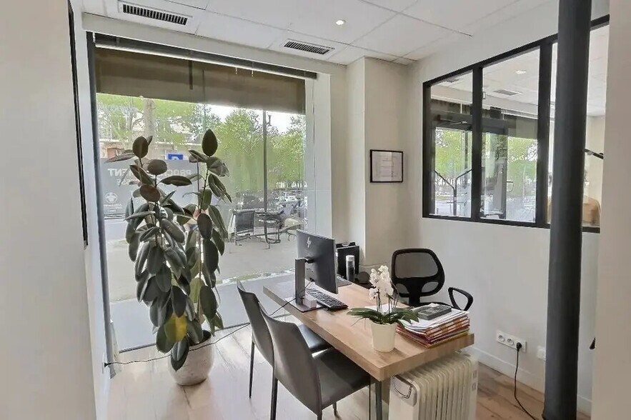 98 Bis Boulevard De La Tour-Maubourg, Paris for lease - Interior Photo - Image 2 of 6