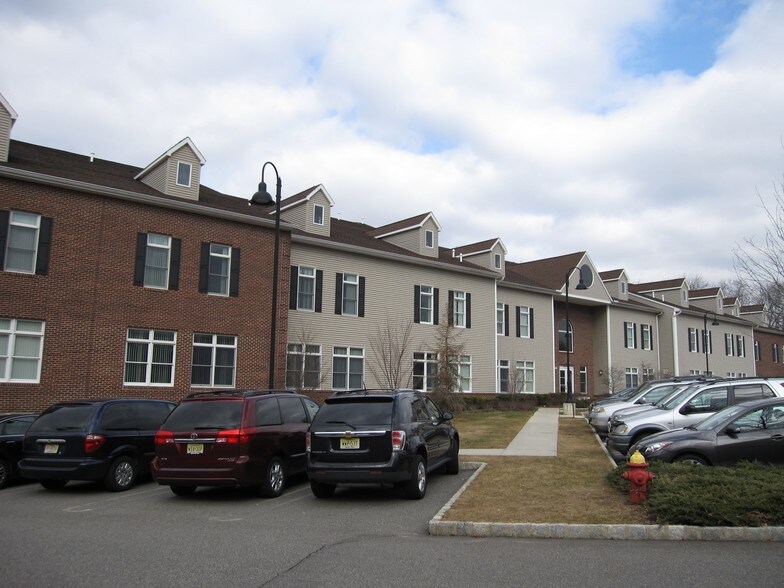 620 Cranbury Rd, East Brunswick, NJ à louer - Photo du bâtiment - Image 2 de 4