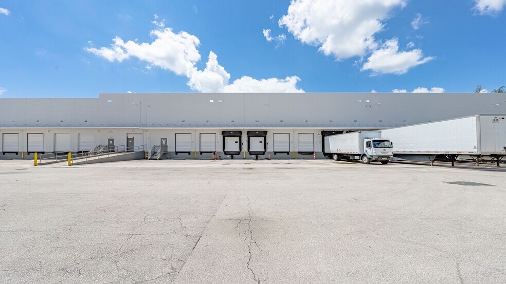 6701 NW 7th St, Miami, FL à louer - Photo du bâtiment - Image 2 de 2