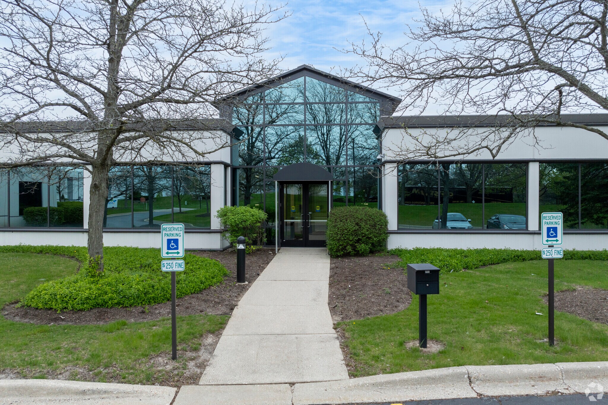 1011 Woodlands Pky, Vernon Hills, IL à vendre Photo principale- Image 1 de 11