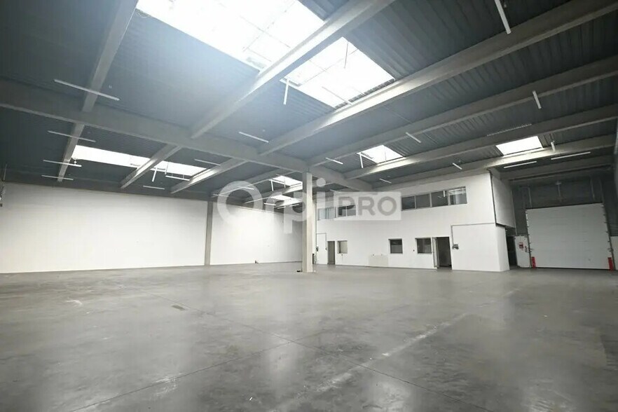 Office in Vaulx-en-Velin for lease - Interior Photo - Image 3 of 11