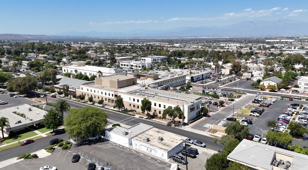 114-124 W 9th St, Corona, CA à louer - Photo du bâtiment - Image 3 de 6