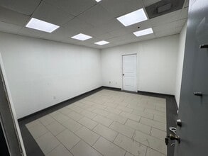 900 W 49th St, Hialeah, FL à louer Photo intérieure- Image 2 de 4