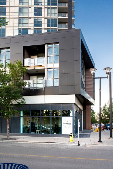 550 Riverfront Av SE, Calgary, AB à vendre - Photo du bâtiment - Image 2 de 4