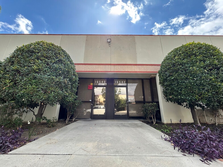 16540-16542 Arminta St, Van Nuys, CA for lease - Building Photo - Image 2 of 5
