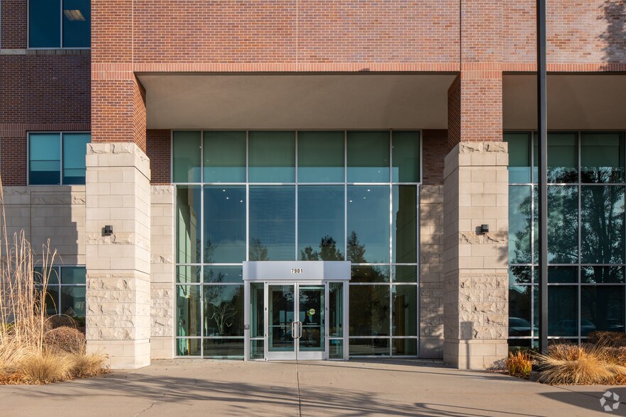 7901 E Lowry Blvd, Denver, CO à vendre - Photo du bâtiment - Image 3 de 34