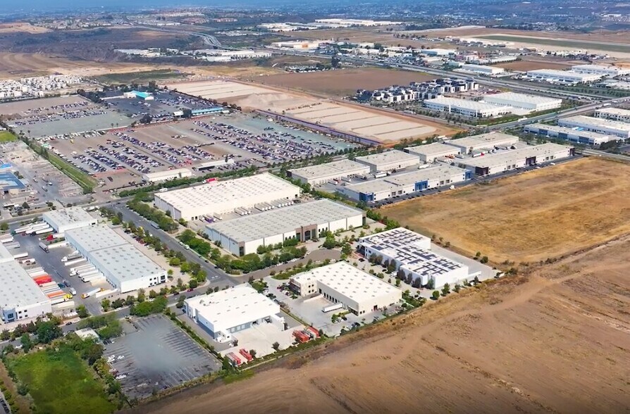 2335 Siempre Viva Ct, San Diego, CA à vendre - Vidéo aérienne - Image 2 de 31