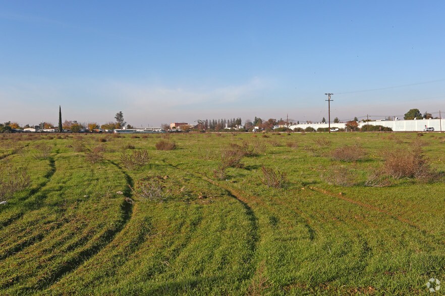 W Tuolumne St, Fowler, CA for sale - Primary Photo - Image 1 of 8