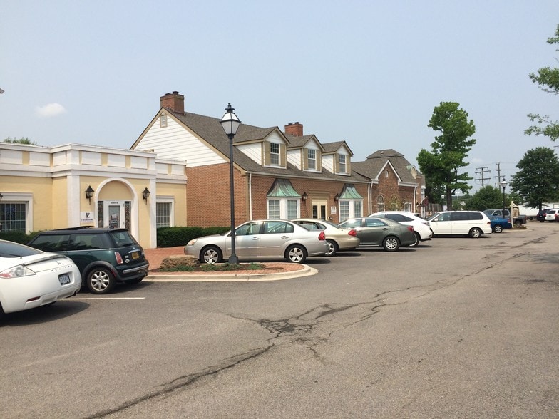 8800-8810 Pear Tree Village Ct, Alexandria, VA for lease - Building Photo - Image 2 of 2