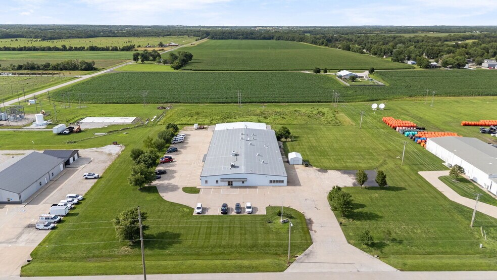900 W Miller Rd, Iola, KS à vendre - Photo du bâtiment - Image 2 de 59