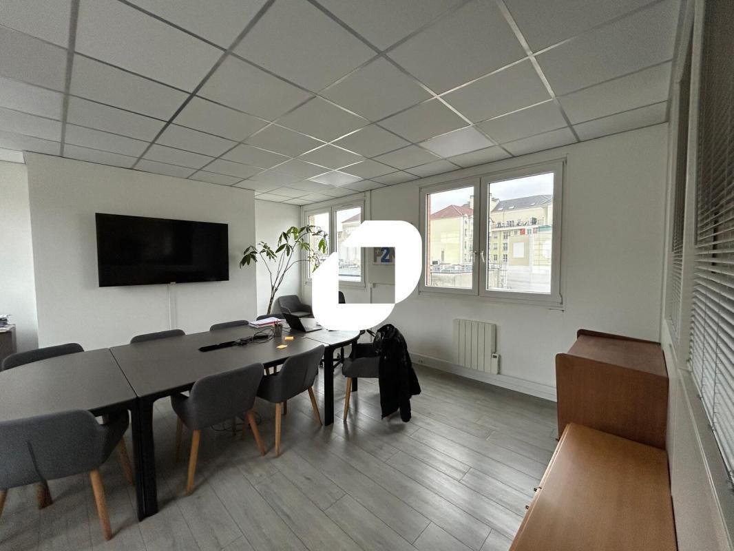 Office in Alfortville for lease Interior Photo- Image 1 of 5