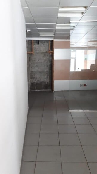 Plus de détails pour Multi-résidentiel à vendre