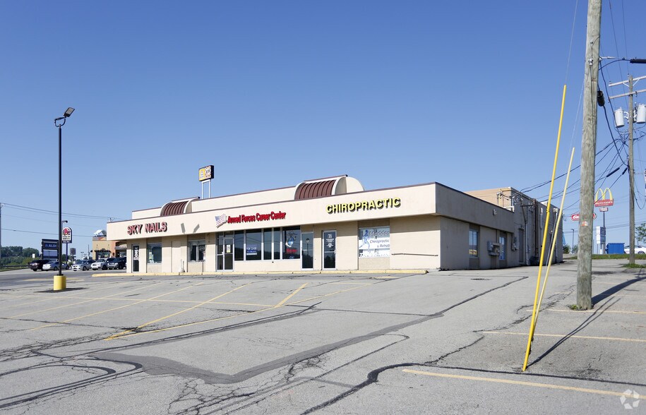 Rostraver Rd, Belle Vernon, PA à louer - Photo du bâtiment - Image 2 de 8