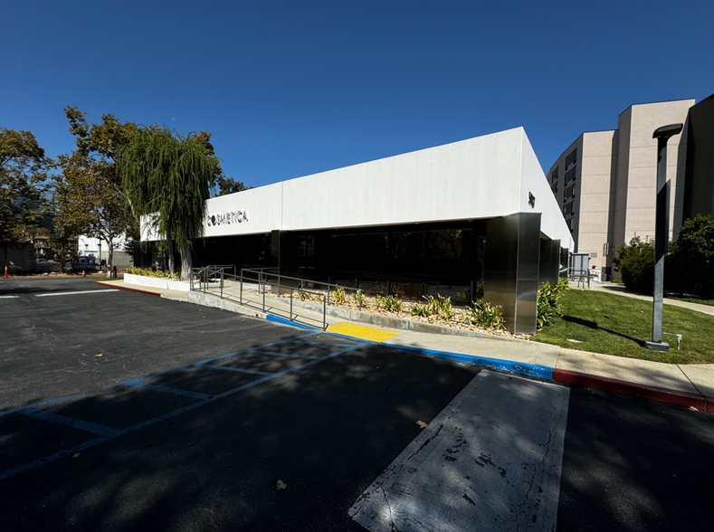 5947-5951 Variel Ave, Woodland Hills, CA for sale - Building Photo - Image 3 of 9