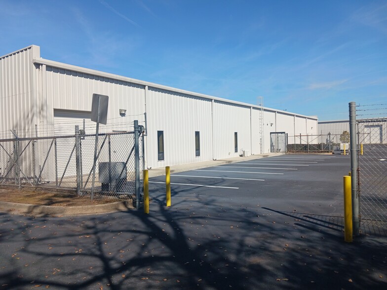 400 Commerce Center Dr, Brunswick, GA for sale - Building Photo - Image 2 of 7