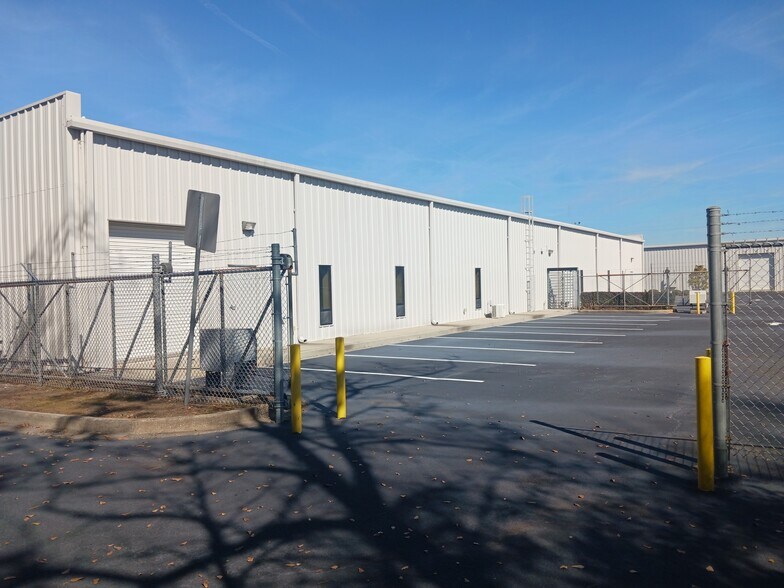 400 Commerce Center Dr, Brunswick, GA à vendre - Photo du bâtiment - Image 2 de 7