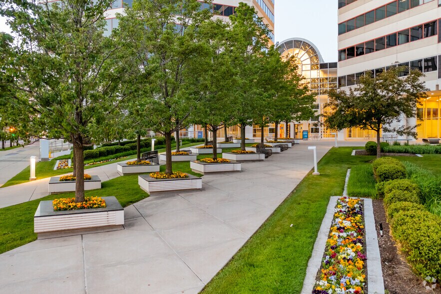 330 E Kilbourn Ave, Milwaukee, WI à louer - Photo du bâtiment - Image 2 de 22