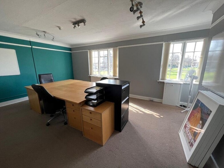 Upper Ham Rd, Richmond à louer - Photo du bâtiment - Image 3 de 13