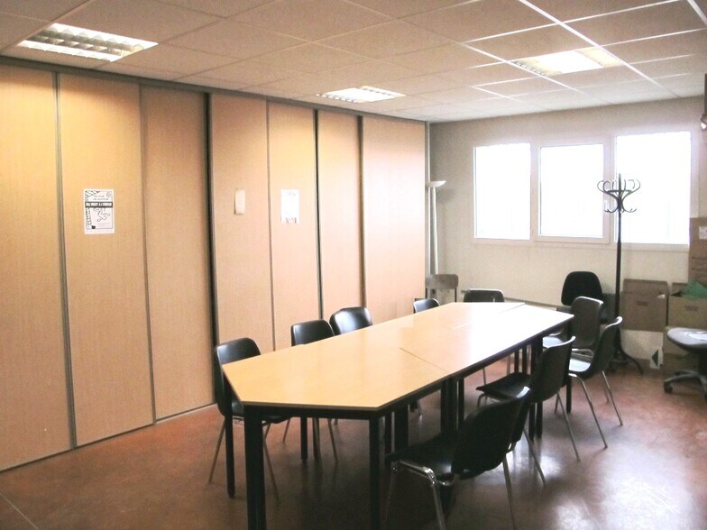 Industrial in Le Thor for sale - Building Photo - Image 2 of 5