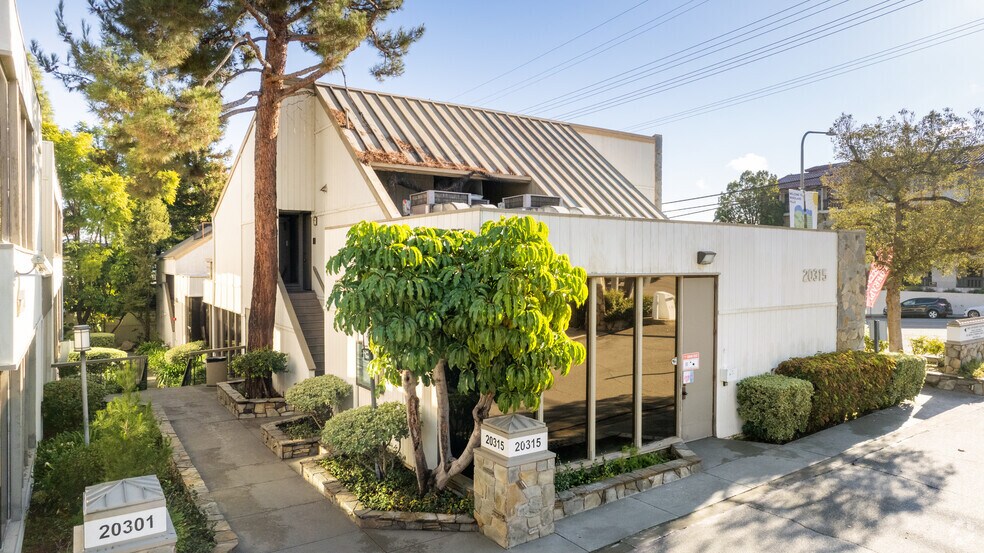 20301 Ventura Blvd, Woodland Hills, CA à louer - Photo du bâtiment - Image 3 de 5
