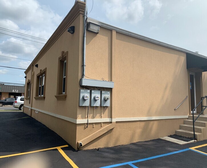 897 Willis Ave, Albertson, NY à vendre - Photo du bâtiment - Image 2 de 7