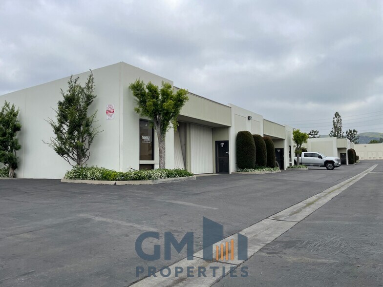 351-371 Oak Pl, Brea, CA à louer - Photo du bâtiment - Image 3 de 5