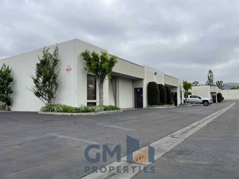 351-371 Oak Pl, Brea, CA à louer - Photo du bâtiment - Image 3 de 5