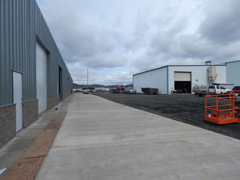 1505 Green Siding Rd, Roseburg, OR à louer - Photo du bâtiment - Image 2 de 17