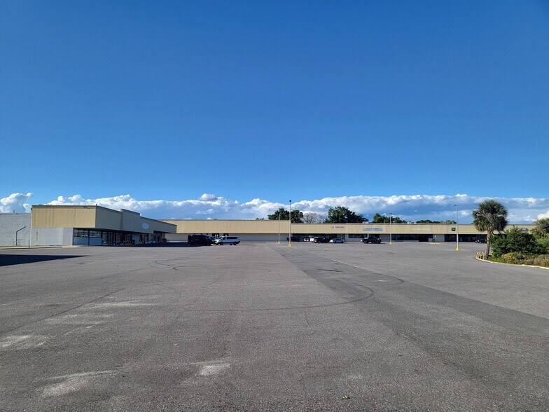 2743 W Old Highway 441, Mount Dora, FL à louer - Photo du bâtiment - Image 3 de 11